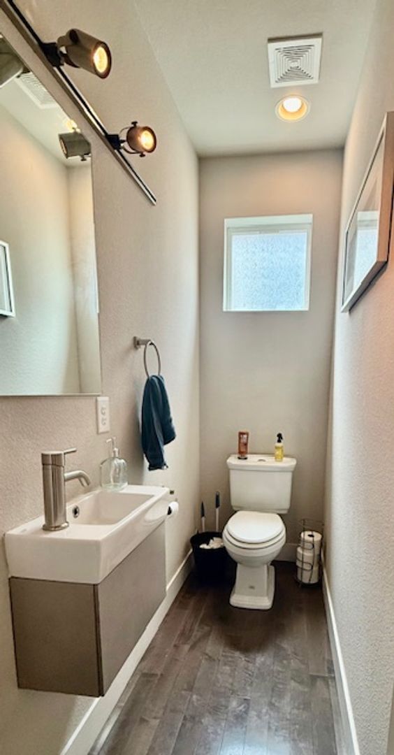 Building Photo - Modern 3 bed, 3.5 bath Townhome Blocks fro...