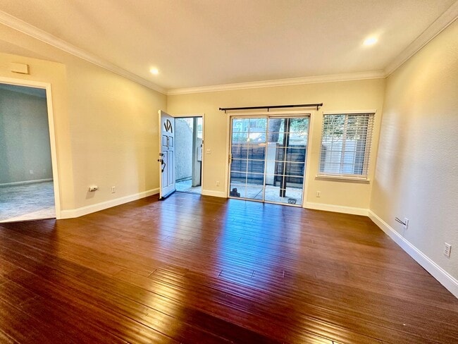 Building Photo - Great 2 Bedroom Townhome- Move in Ready! Washer/Dryer Garage