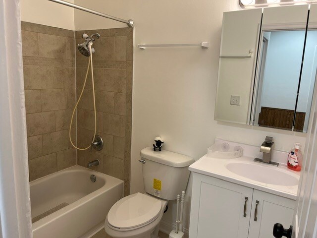 Building Photo - 1811 Jamestown Cir