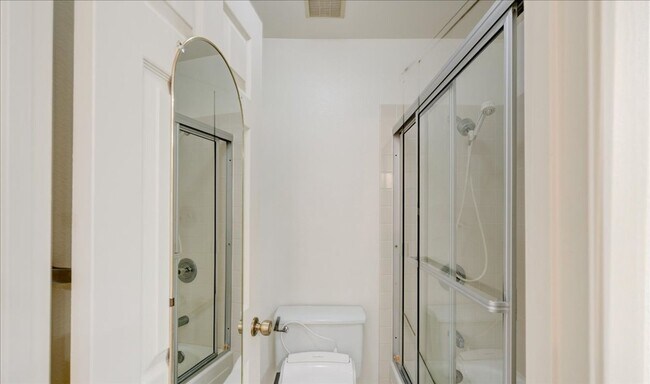 Building Photo - Beautiful End-Unit Townhome Centraly Located