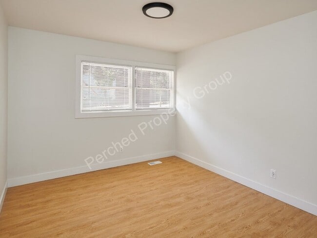 Building Photo - 1135 NE Holland St