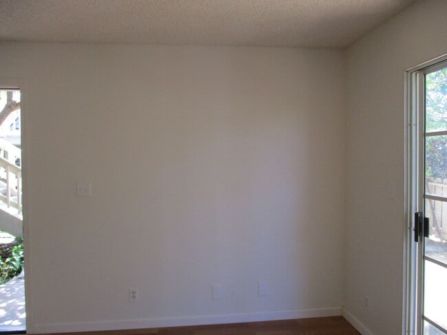 Building Photo - 2bd 1ba ground floor unit with 1 parking space