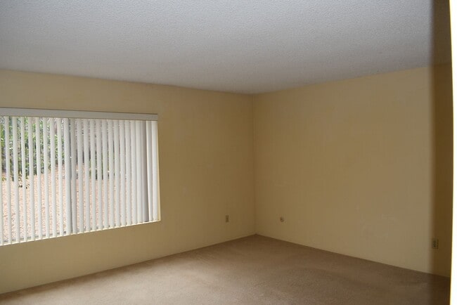 Building Photo - Single Story 3 Bed 2 Bath Home in Poway- S...