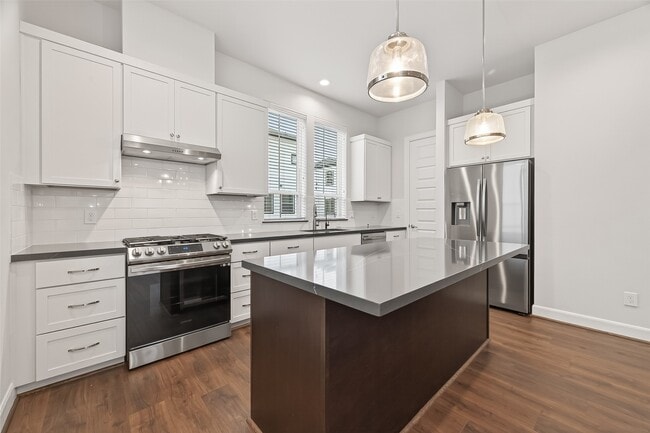 Building Photo - 2712 Grand Fountains Dr