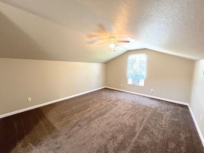 Building Photo - Huge 4 Bed 3 Bath 2 Car Townhome w FENCED YARD  for Rent!