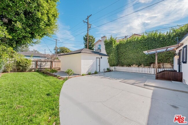 Building Photo - 2936 S Bentley Ave