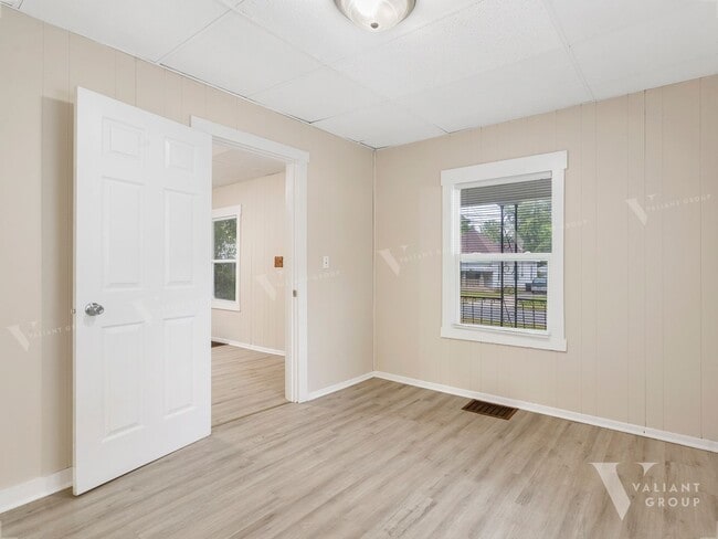 Building Photo - Cozy Bungalow-Style, Two-bedroom, One-Bath...