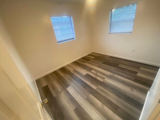 Building Photo - 10118 N Lantana Ave