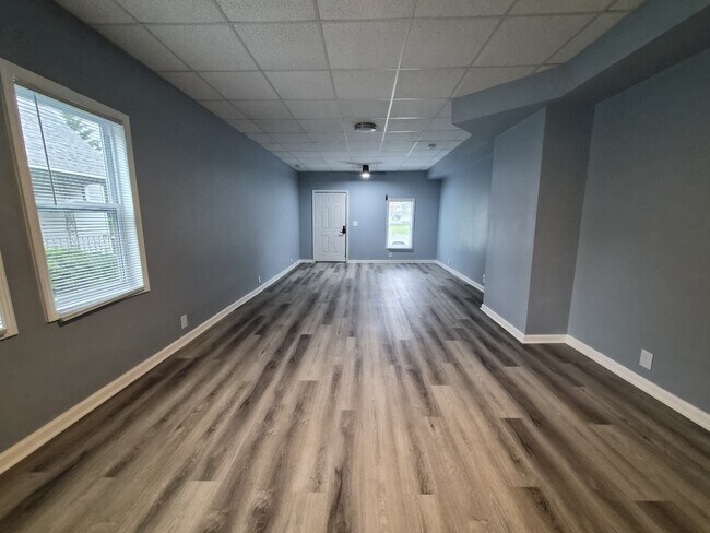Building Photo - 33 N Sherman Dr