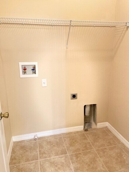 Building Photo - 3320 Windsor Lake Cir