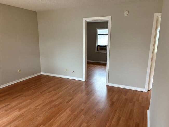 Building Photo - 1215 8th St