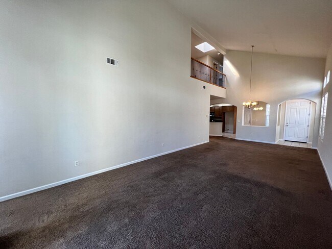 Building Photo - Beautiful 4 Bedroom Home in the Villas Gat...