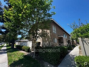 Building Photo - 13525 3/4-13524 Village Dr