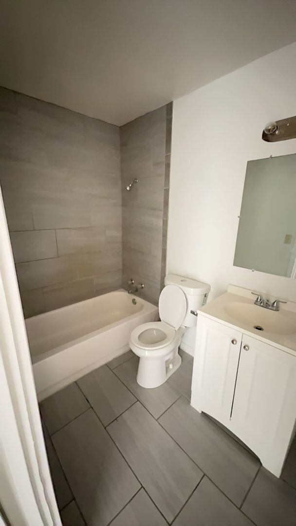 Building Photo - 402 Hill St