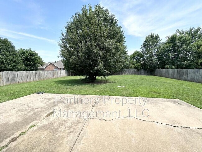 Building Photo - 3750 River Bend Dr