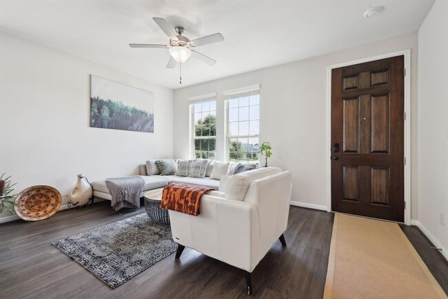 Building Photo - 2204 Land Grant Wy