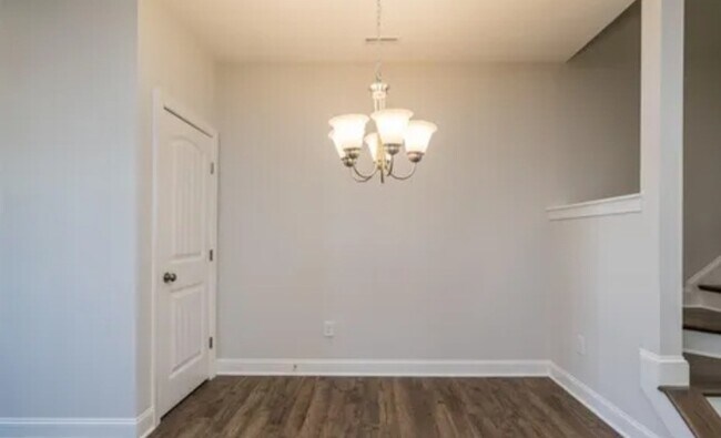 Building Photo - Fabulous 3 bedrm Townhome with office & ga...