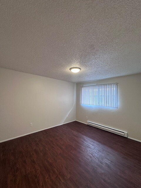 Building Photo - Charming 2-Bed Oasis with Full Bath on SE Division - 836 Sq. Ft. of Portland Comfort!