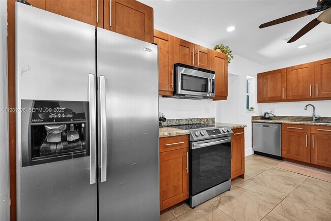 Building Photo - 1328 N Andrews Ave