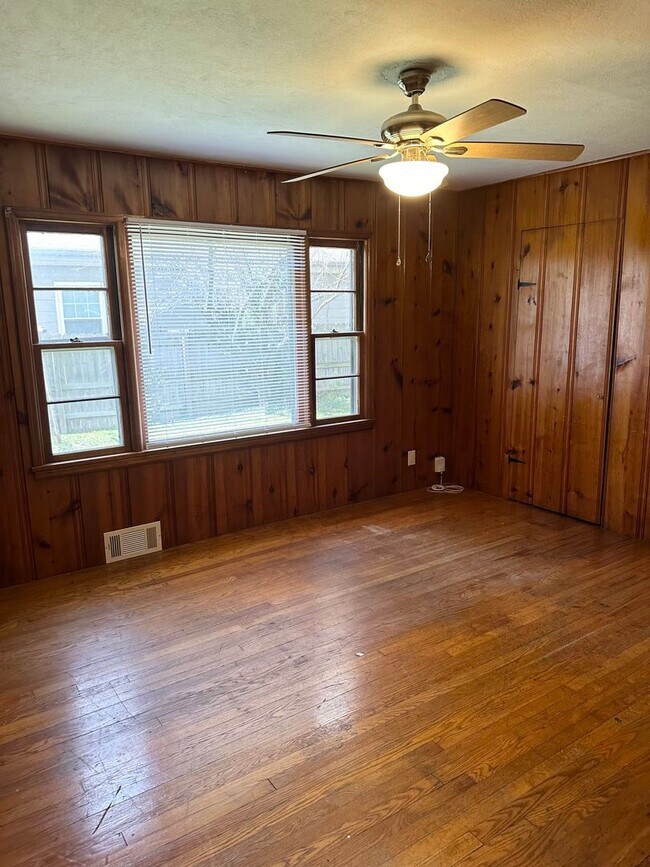 Building Photo - Perfect Home Near MSU and Mercy Hospital