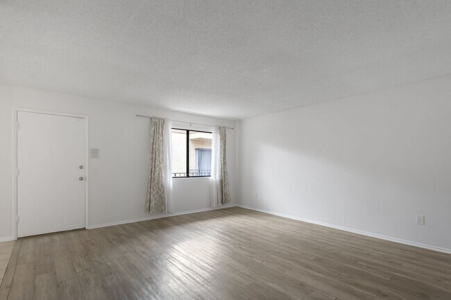 Building Photo - Chatsworth Available Now
