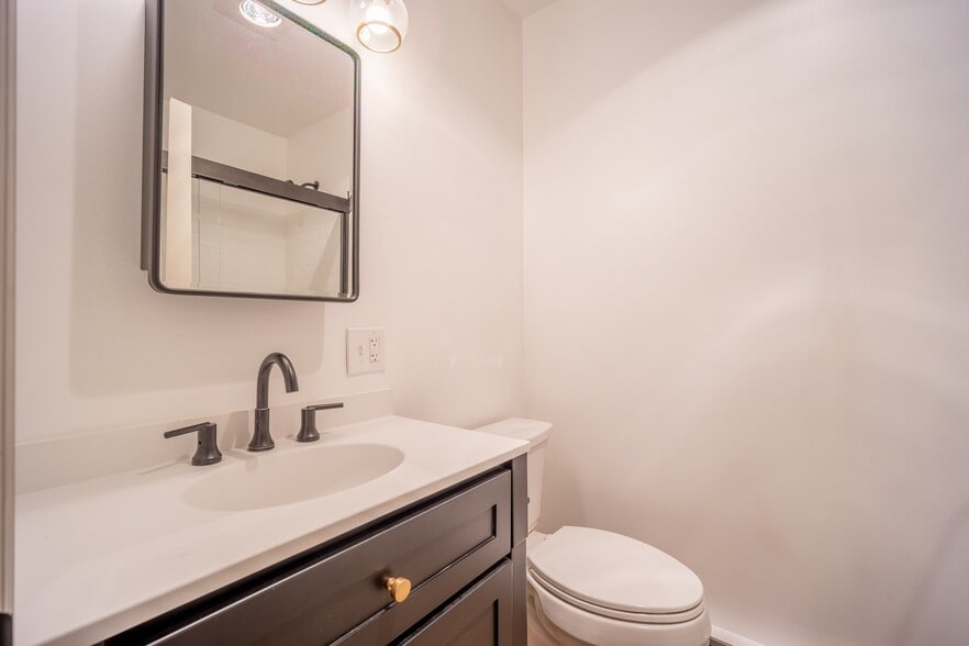 Building Photo - 404 Chelsea Cv S