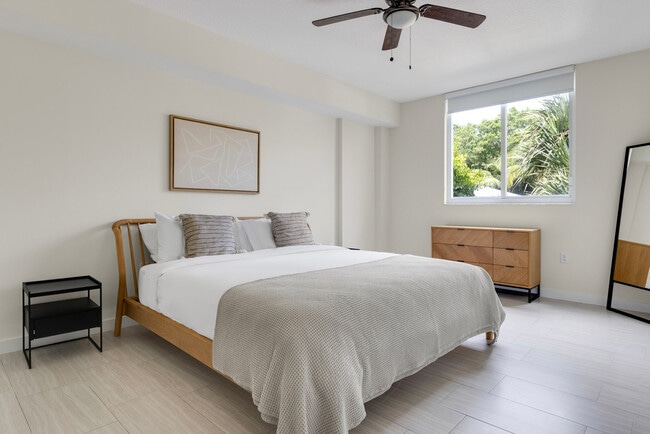 Building Photo - 601 NE 39th St