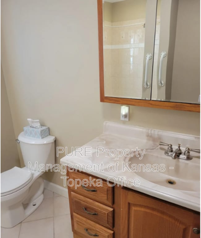 Building Photo - 2215 SE Kentucky Ave