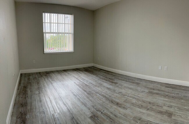 Building Photo - !! VERY LARGE 2x2 BEDROOM APARTMENT !! Up ...