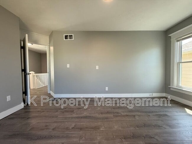 Building Photo - 913 5th Ave N