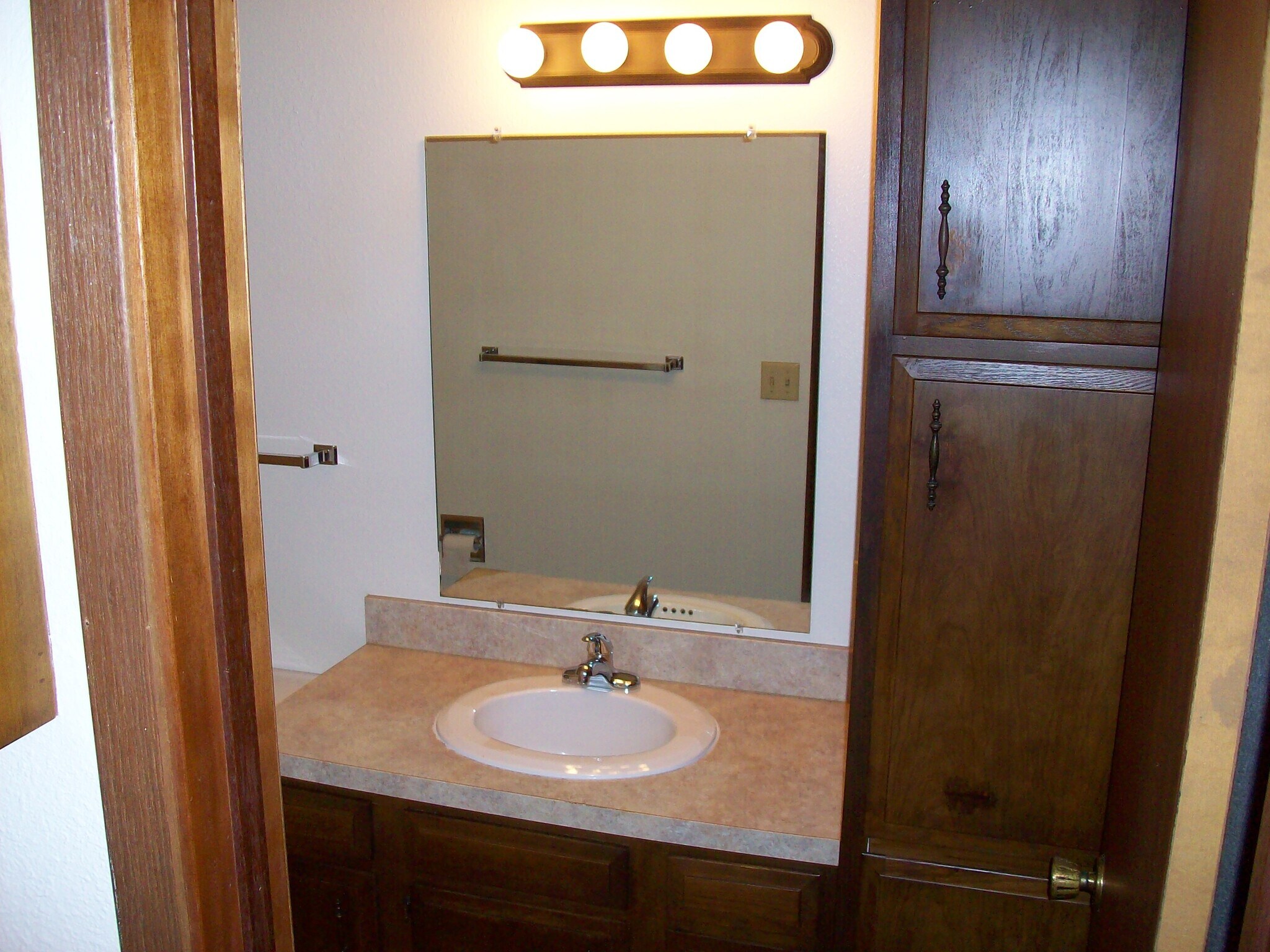 Building Photo - 2208 E Divide Ave