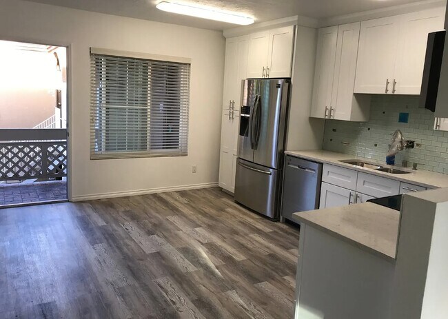 Building Photo - 5051 La Jolla Blvd