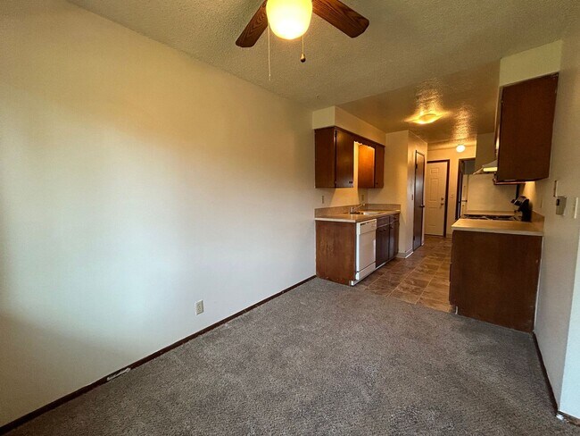 Building Photo - 1BD/1BA Apartment in Awesome Small Complex...