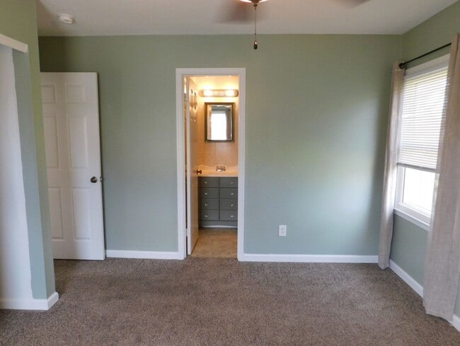 Building Photo - Quaint Family Home