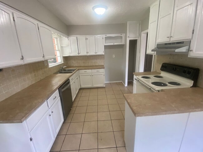 Building Photo - **ON HOLD*3 Bedroom / 1 Bathroom Home for ...