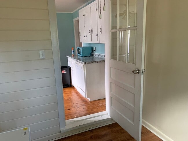 Building Photo - Cozy Cottage, Small Town Charm