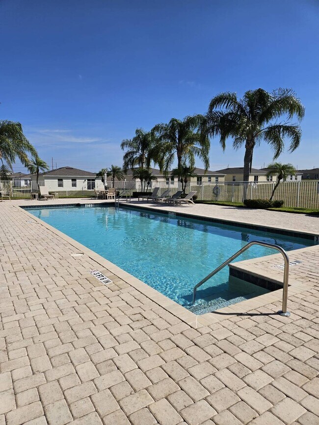 Building Photo - 1848 Grand Ridge St