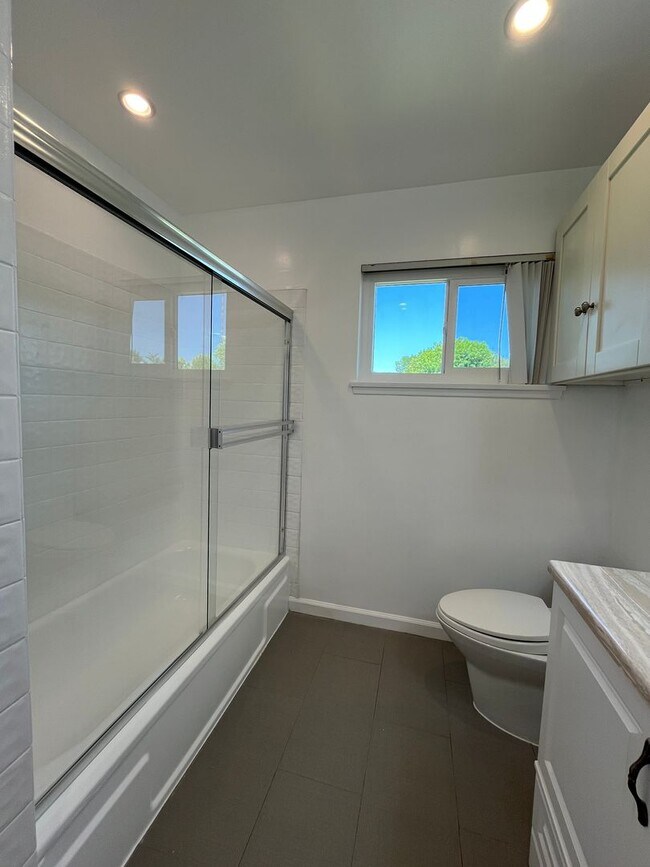 Building Photo - AVAILABLE NOW! Encino home w/all appliance...