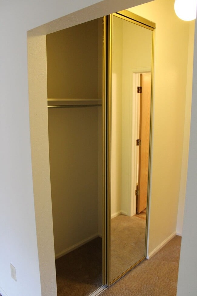 Building Photo - Wonderful 2 Bed Condo in Great Location