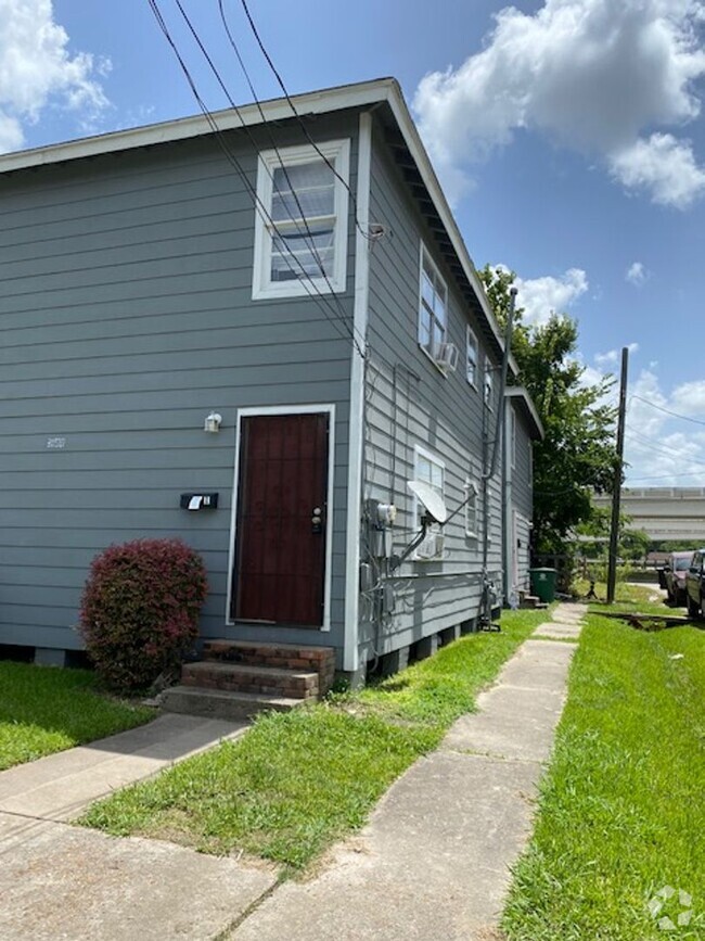 Building Photo - NICE 2 BEDROOM 1 BATH DUPLEX