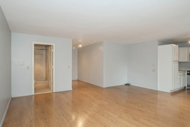Building Photo - 400 E Randolph St