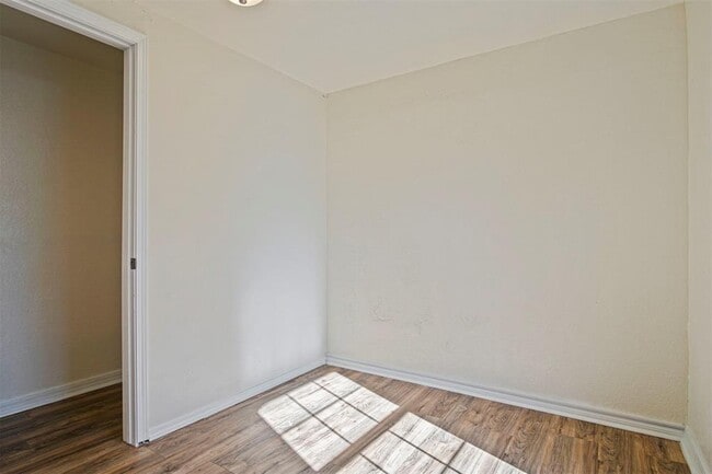 Building Photo - 2812 S Broadway Ave