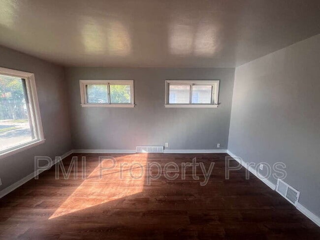 Building Photo - 5650 N 61st St