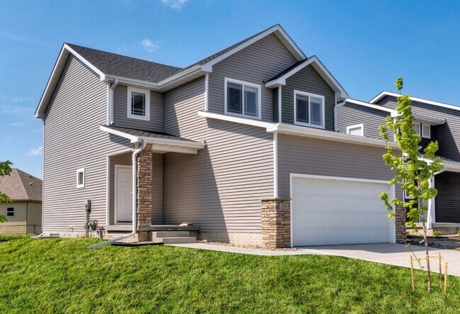 Building Photo - HUGE Single Family Home Available!