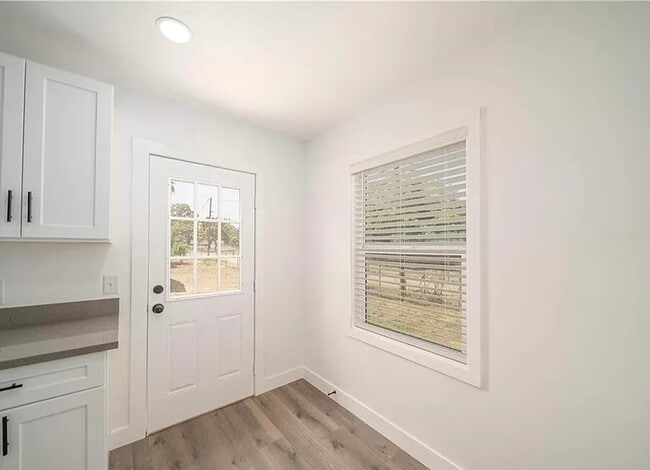 Building Photo - 25885 Creag Ave