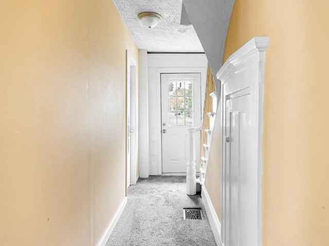 Building Photo - Center St