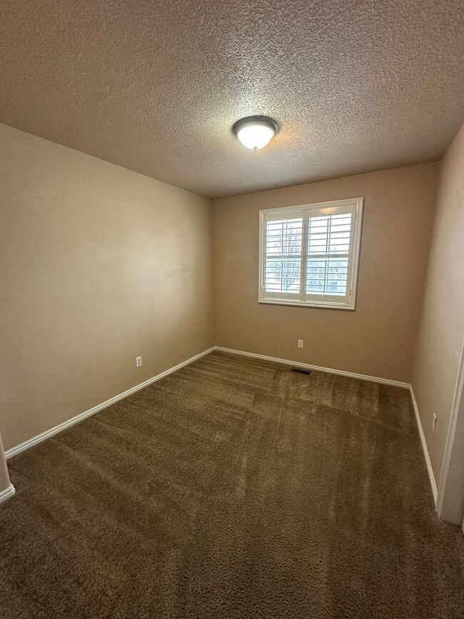 Building Photo - 4 Bed | 2.5 Bath Home in Clinton – Ready for Move-In!