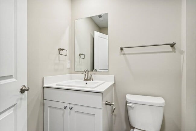 Building Photo - Fantastic 5bd/3ba home! Let yourself in!