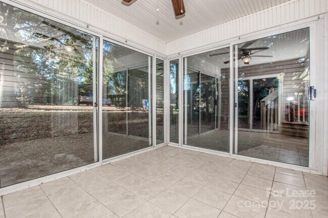 Building Photo - 408 Lytton St
