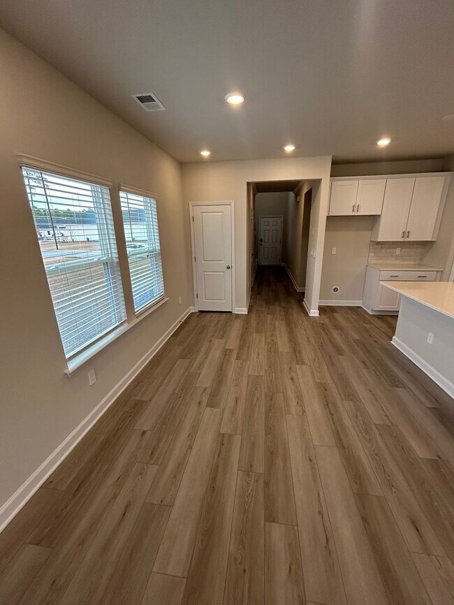 Building Photo - 6009 Port Royal St